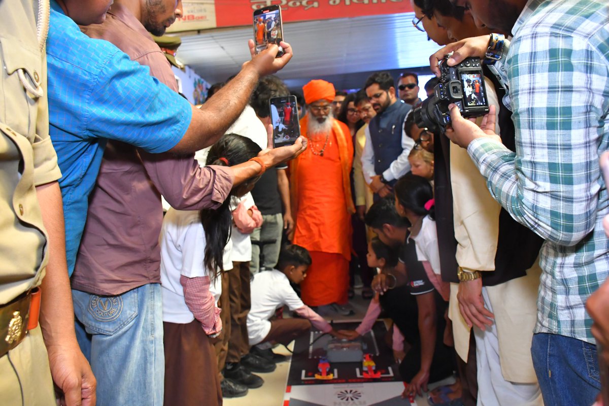 bsa_unnao's tweet photo. नया सत्र,नया सवेरा
उन्नत उन्नाव के कल के भविष्य हमारे परिषदीय विद्यालयों के नन्हे- मुन्ने बच्चों ने अपनी ड्रीम कार डिजाइन कर रेसिंग ट्रैक पर रफ्तार से दौड़ाई,पुरस्कार जीते।नवाबगंज की टीम अब नेशनल खेलने की करेगी तैयारी।
@basicshiksha_up @dmunnao @CdoUnnao  @thisissanjubjp https://t.co/eYqvr0MJPv