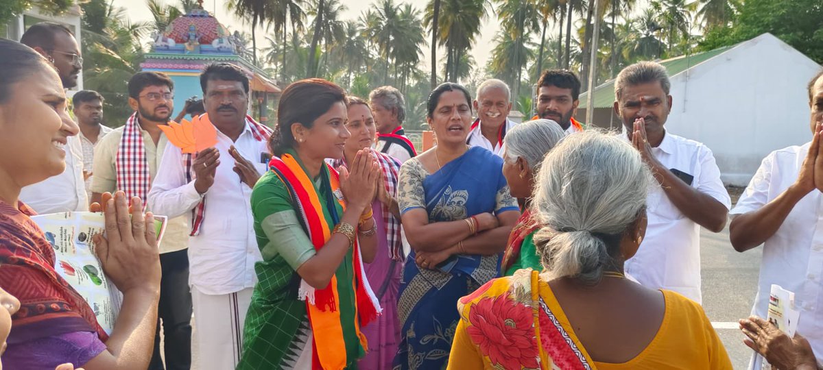 Kirthikashiv's tweet photo. கொடுமுடி வட்டம், கொங்குடையாம்பாளையம் ஊராட்சி பகுதியில் மக்களை சந்தித்து உரையாடினேன் !
@narendramodi @PMOIndia @NainarBJP @DrLMurugan @annamalai_k @VanathiBJP @blsanthosh @BJP4TamilNadu @BJP4India
#kirthika4modakurichi #modakurichi #erode #NDA4TN #bjp https://t.co/lLpGGAdtZM