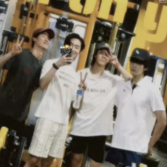 รู้สึกว่าวันนี้ได้เห็นหน้านานิเยอะมาก 🥺 พอได้ออกไปข้างนอกกับเดอะแก๊งคือ productive day สุด ๆ ไปนู่นไปนี่เยอะมาก แต่ถ้าไม่ได้ออกไปไหนก็จะเป็น rest day พักผ่อนเงียบ ๆ ไม่มีใครหาตัวเจอ อยู่ในโลกของตัวเอง เอ็นดู 🤏🏻🤏🏻🤏🏻