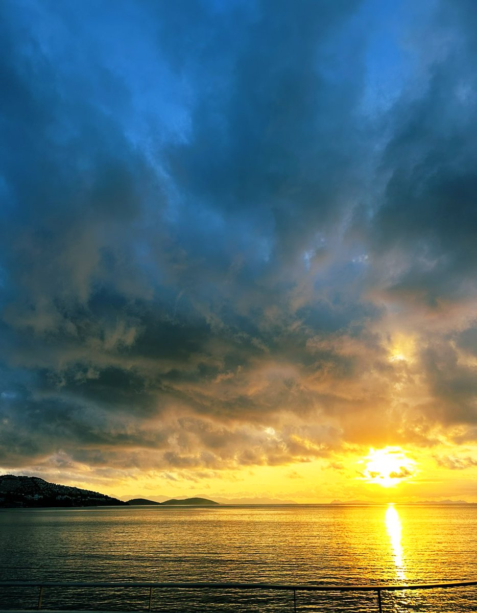 hakanpara's tweet image. “Hayat uzun bir şimdiden başkası değildir. Onu sakin ve huzurlu bir zihinle yaşa.”

Marcus Aurelius, Kendime Düşünceler.

İyi akşamlar.🍃

#marcusaurelius