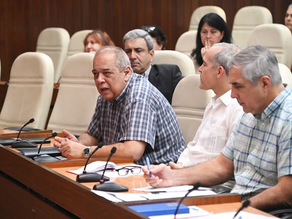 Expertos  de #SanctiSpíritusEnMarcha debaten resultados del trabajo entre las universidad y el Ministerio de Energía y Minas, para aprovechar recursos y tecnologías en la generación de energías a partir de las fuentes renovables. <a href="/ArmandoRguezB/">Armando</a> <a href="/DeivyPrezMartn1/">Deivy Pérez Martín</a> <a href="/AlexisLorente74/">Alexis Lorente Jiménez</a>