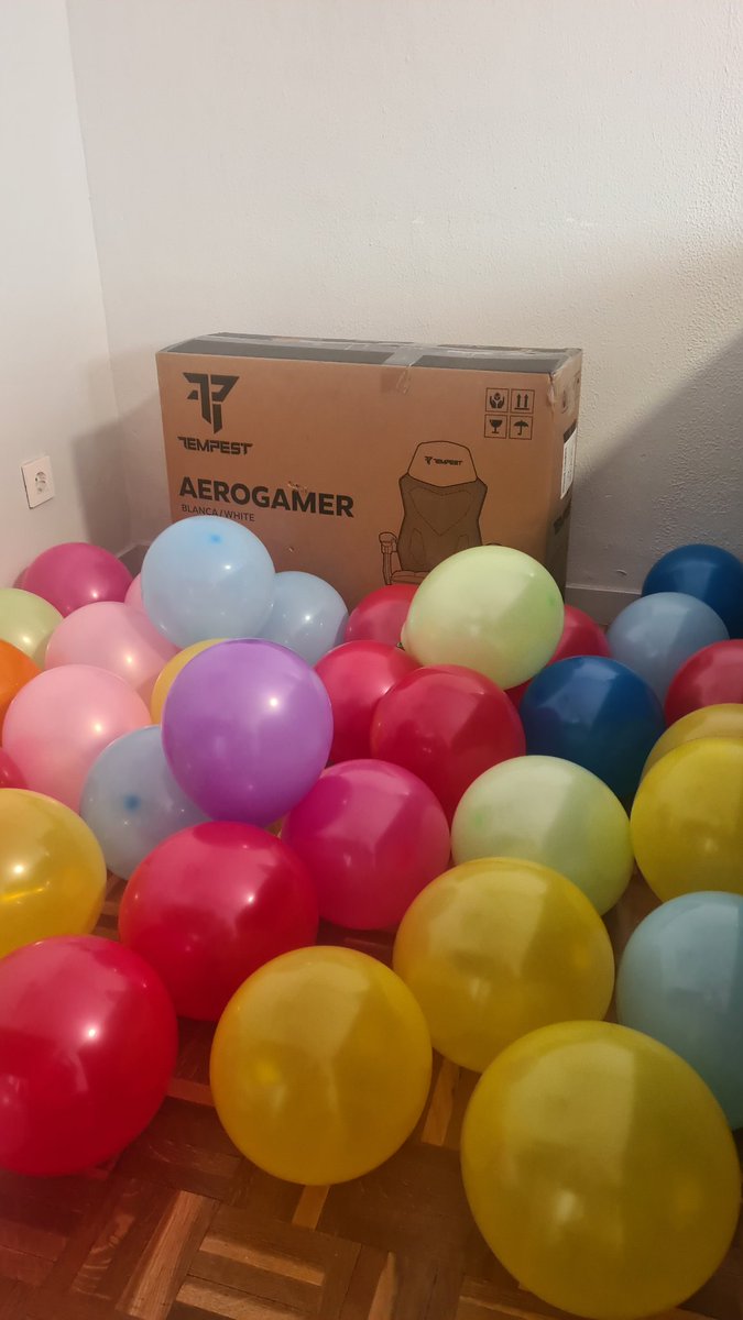 Luthyem's tweet photo. Hoy he subido de nivel !!!!

Y mi marido @ArthasEsp me ha regalado el primer mueble de nuestra futura casa 😅 https://t.co/PSCAVzROPv