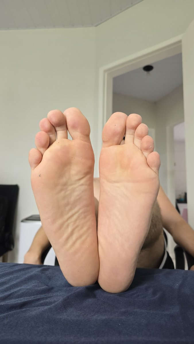 Teu sonho é botar a boca nesses pés né?