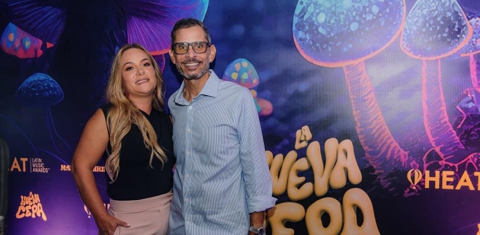 A ver gente , pongámosle  nombre y cara a estos dos .. son esposos Diana Montes  y Master Chris , dueños de los <a href="/lospremiosheat/">Premiosheat</a>  quienes quieren truncar la carrera de MarRendon , una artista Ecuatoriana