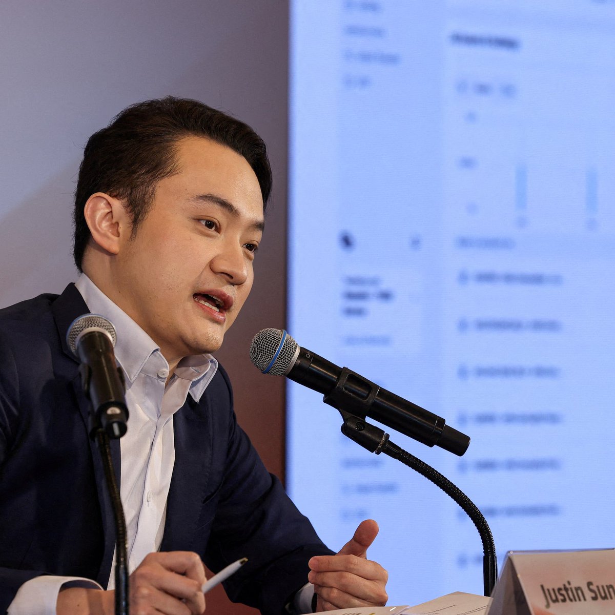 SatoshiQueenn's tweet photo. Justin Sun has accused WLFI of freezing tokens without proper transparency. The platform responded by threatening legal action. This back and forth highlights how governance and control remain key challenges in #DeFi, especially when disputes involve influential figures.#BingX https://t.co/cOKgVkVCs3