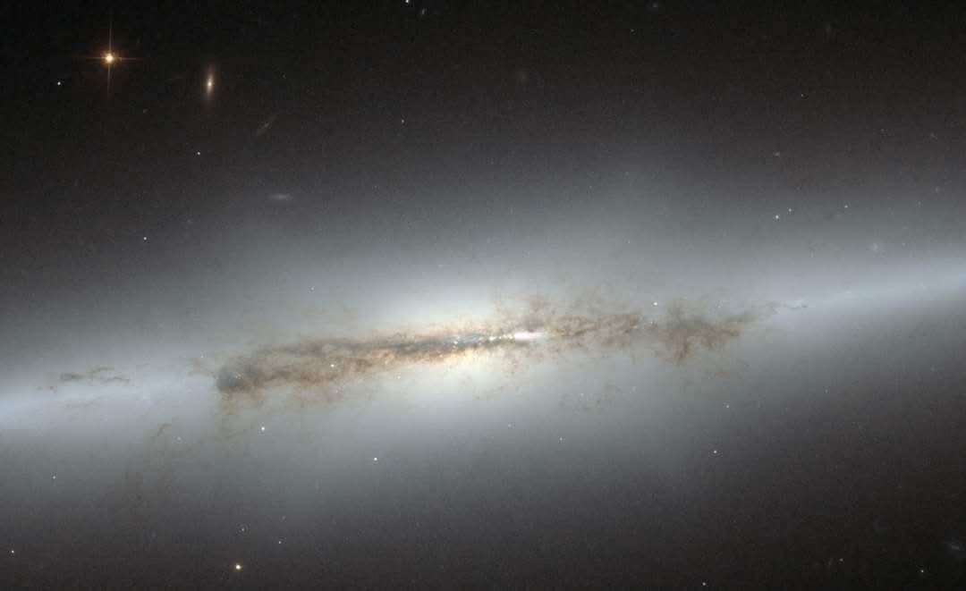 HUBBLE FOTOGRAFA UN FANTASTICO PANCAKE CELESTE 

Se potessimo assaggiare questo meraviglioso pancake cosmico, sicuramente avrebbe un sapore molto diverso rispetto ai tradizionali dolci cui siamo abituati; il telescopio spaziale Hubble ha qui ripreso una spettacolare immagine