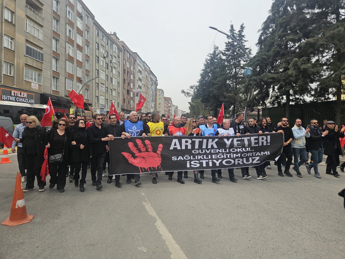 gebzeiscievi's tweet photo. Daha dün Şanlıurfa’da bir lisede düzenlenen ve 16 kişinin yaralanmasıyla sonuçlanan silahlı saldırıya karşı öğretmenler bugün Gebze İlçe Milli Eğitim Müdürlüğü önünde sesini yükseltirken, basın açıklamasının yapıldığı sırada bir saldırı da Kahramanmaraş'ta gerçekleşti.

 Biliyoruz ki; bu saldırılar ne ilk ne de son olacak!

 Eğitimi tarikat ve cemaatlere terk eden; okulların çetelerin oyun alanı haline dönüşmesine göz yuman AKP iktidarı ve Milli Eğitim Bakanı Yusuf Tekin yaşananların asıl sorumlusudur, derhal istifa etmelidir!

#gebze