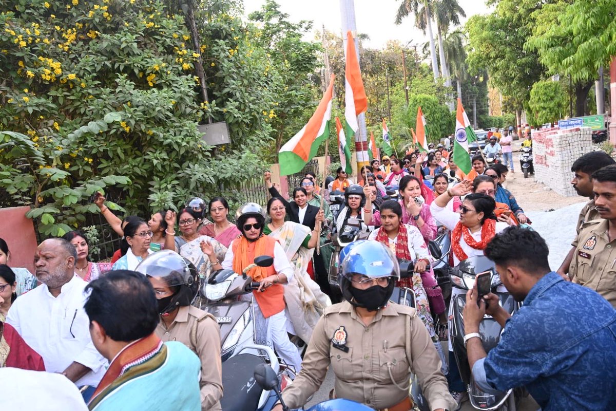 आज 'नारी शक्ति वंदन अधिनियम' के पुरजोर समर्थन में वाराणसी में सैकड़ो की संख्या में मातृशक्ति और मुख्य अतिथि मां Vijay Laxmi Gautam जी (राज्य मंत्री )उ.प्र महानगर अध्यक्ष Pradeep Agrahari एवं जिला अध्यक्ष Hanshraj Vishwakarma जी की उपस्थि में विशाल स्कूटी रैली का फ्लैग ऑफ किया