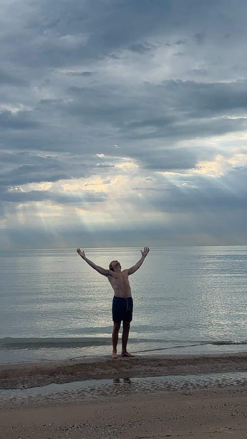 Fredvine28's tweet image. The healthiest, most attractive people live by intuition. 

Not rigid routines, protocols, or strict diets. 

They realise this crucial fact:

The deepest, most profound intelligence you can listen to when it comes to health - is YOURSELF.

They live from their body - deeply