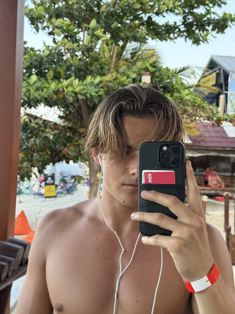 Fredvine28's tweet image. The healthiest, most attractive people live by intuition. 

Not rigid routines, protocols, or strict diets. 

They realise this crucial fact:

The deepest, most profound intelligence you can listen to when it comes to health - is YOURSELF.

They live from their body - deeply