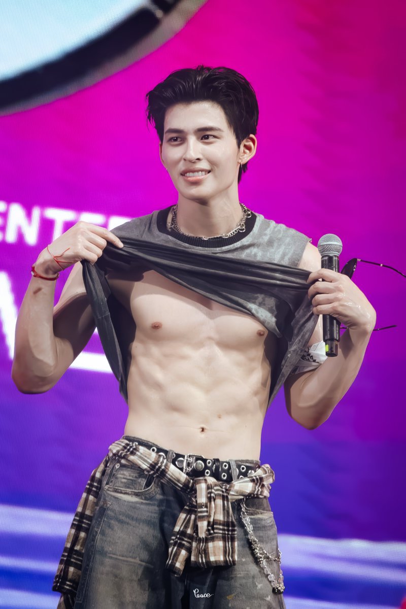 peacesspace's tweet image. มีคำถามอะ ณราวิชญ์

ทำไมเป็นปอนด์ แจสเปอร์ แล้วมันกล้า
หรือโควต้าเขินมันมีไว้แค่สำหรับ ปอนด์ภูวิน ?

#SuperFluid2026xJASPER
#SuperFluid2026 #JASPER
#ppnaravit