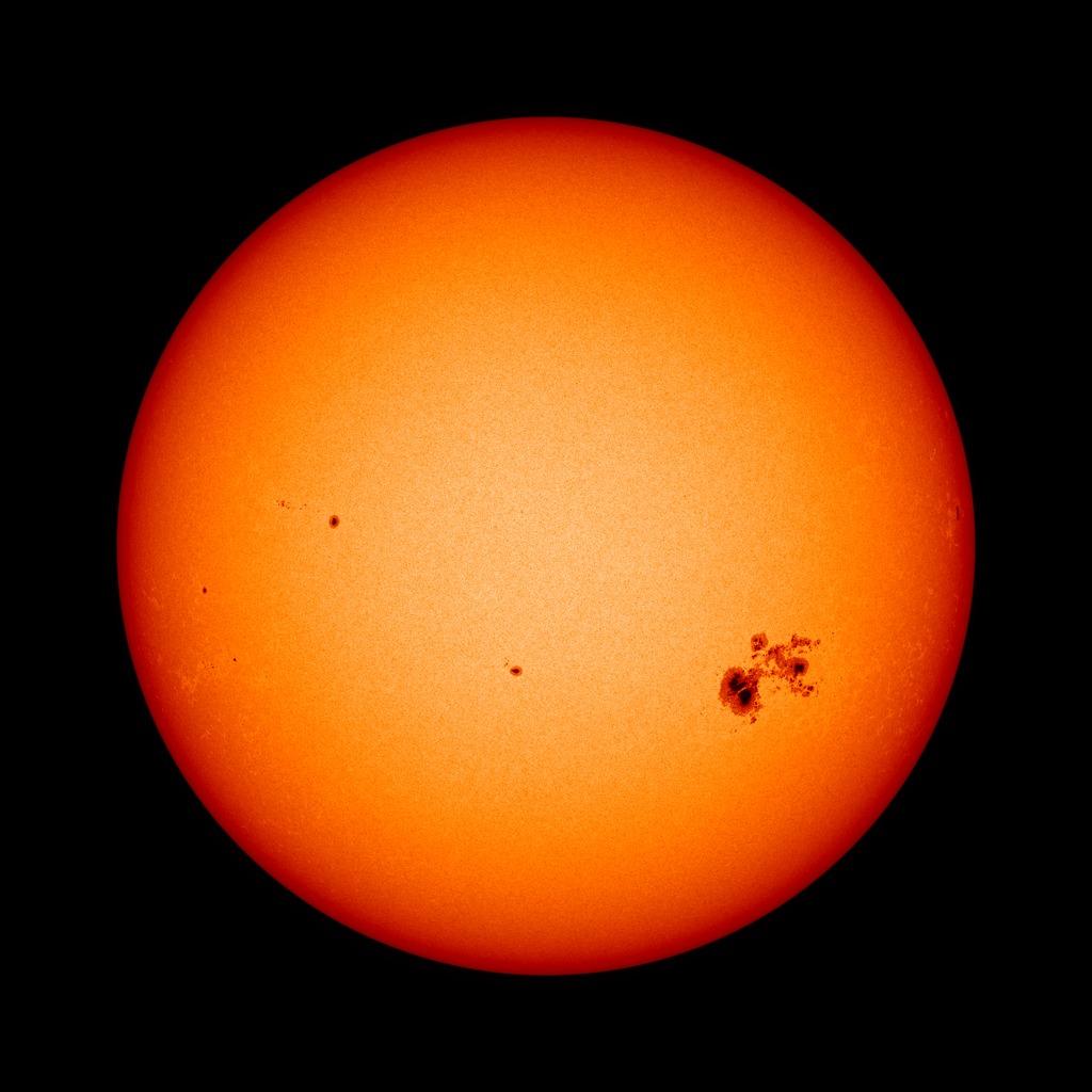 Il Sole non “illumina” soltanto la Terra. La condiziona.

Le macchie solari, i cicli di attività e le variazioni del campo magnetico raccontano quanto la nostra stella sia dinamica. Circa ogni 11 anni l’attività solare aumenta e diminuisce: cambia il numero delle macchie, cambia
