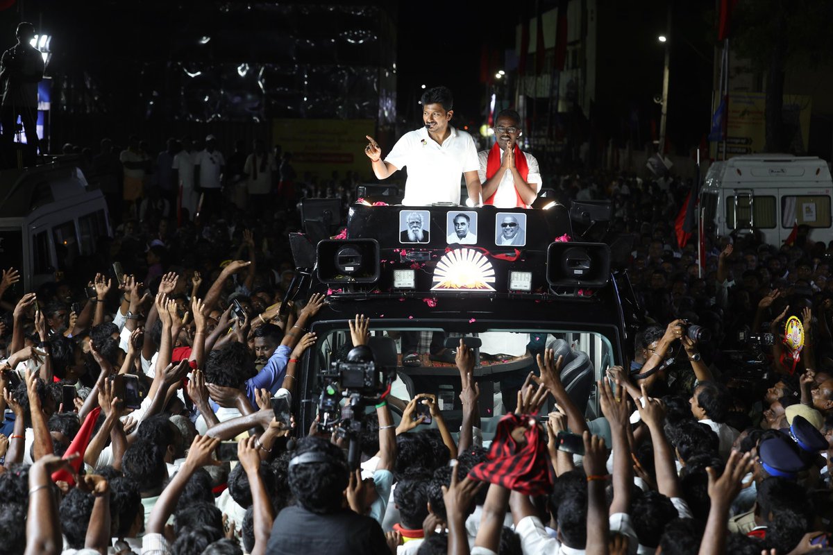 Udhaystalin's tweet photo. கடந்த 5 ஆண்டுகளில் #திராவிடமாடல் அரசு செய்த சாதனைகளை முன்னிருத்தி பிரச்சாரம் மேற்கொண்டு வருகிறோம்.

அந்த வகையில் திருவில்லிபுத்தூர் தொகுதியில், மதச்சார்பற்ற முற்போக்கு கூட்டணி சார்பில் போட்டியிடும் இந்திய கம்யூனிஸ்ட் கட்சியின் வெற்றி வேட்பாளர் தோழர் மகாலிங்கம் அவர்களுக்கு ஆதரவாக பிரச்சாரம் மேற்கொண்டோம்.

தொகுதி மறுவரையறை என்கிற பெயரில் தமிழ்நாடு உள்ளிட்ட தென்மாநிலங்களை வஞ்சிக்கும் பாசிசவாதிகளையும் அவர்களின் சொல்படி கேட்டு தலையாட்டும் துரோக கூட்டத்தையும் வீழ்த்த வேண்டியதன் அவசியத்தை எடுத்துரைத்து கதிர் - அரிவாள் சின்னத்திற்கு வாக்கு சேகரித்தோம்

மதச்சார்பற்ற முற்போக்கு கூட்டணி வெல்லட்டும், தமிழ்நாடு சிறக்கட்டும்!

#VoteForDMK  #DMK4TN