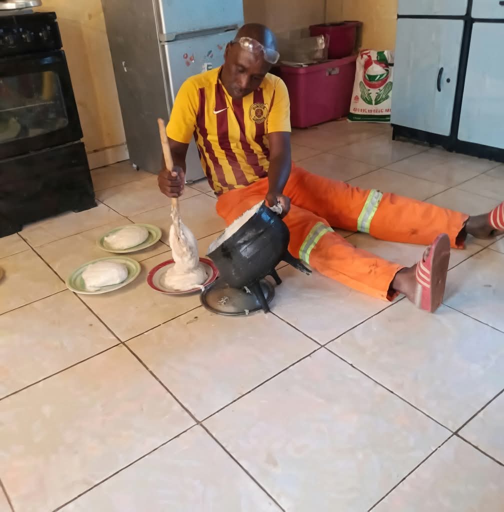 Goodman_MAIMELA's tweet photo. My wife is employed at PEP STORE as a cashier and she works night shifts. During the day she's always tired and sleeping 😥💔. I always help her with cooking because she's the provider of this family 🥺😍.
This is not big but I hope it will inspire some men out there 🥰❤️.
#sout https://t.co/gJAp3Mflja