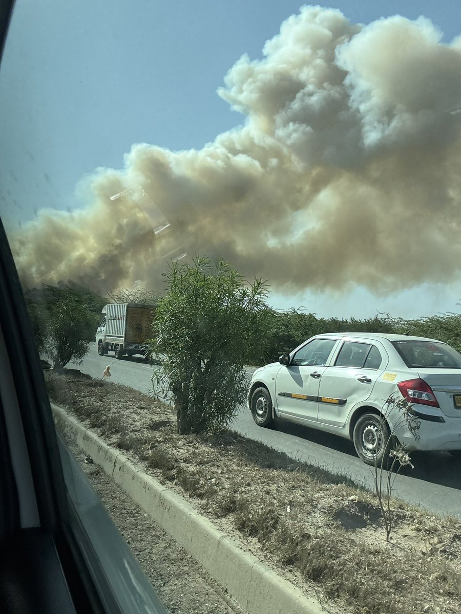 JMN_1972's tweet photo. Major #fire broke out at #Bandhwari landfill on Faridabad-Gurugram road
in Haryana’s Aravalli forest, leading huge smoke #dangerously #severely impacting the environment in the area @MCF_Faridabad @KPGBJP @VipulGoelBJP https://t.co/KPsGTtZuxf