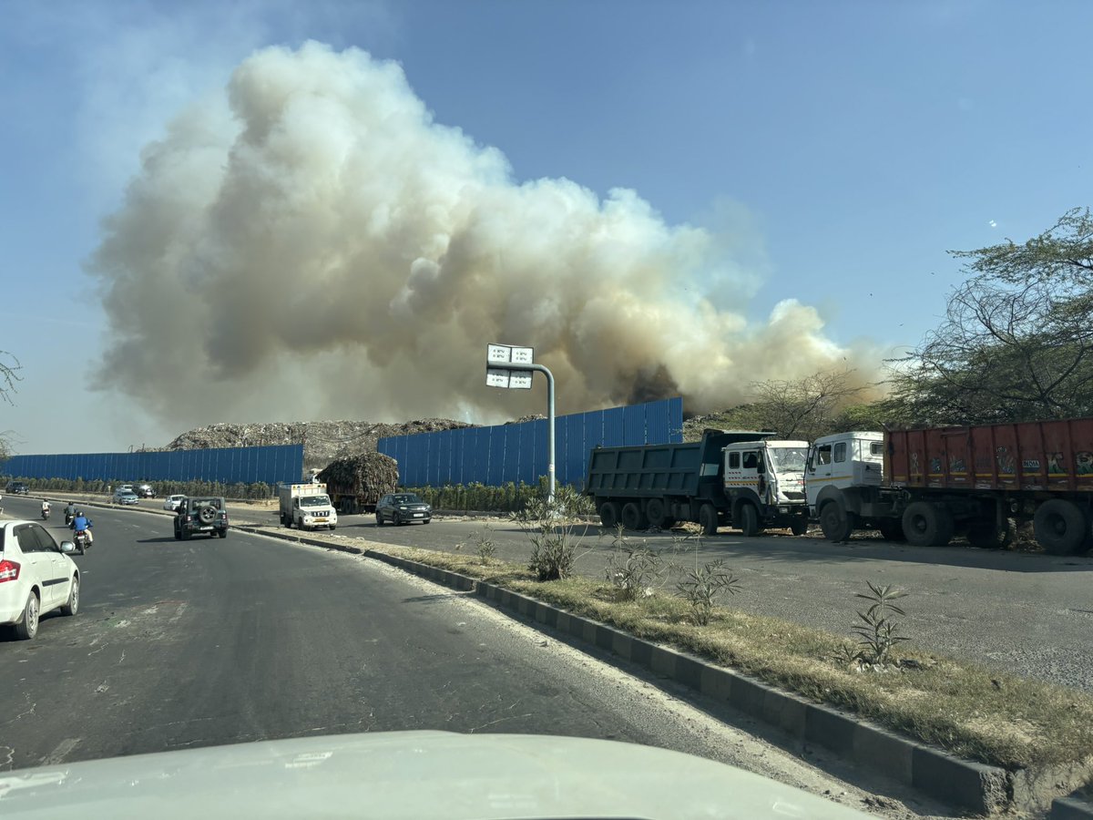 JMN_1972's tweet photo. Major #fire broke out at #Bandhwari landfill on Faridabad-Gurugram road
in Haryana’s Aravalli forest, leading huge smoke #dangerously #severely impacting the environment in the area @MCF_Faridabad @KPGBJP @VipulGoelBJP https://t.co/KPsGTtZuxf