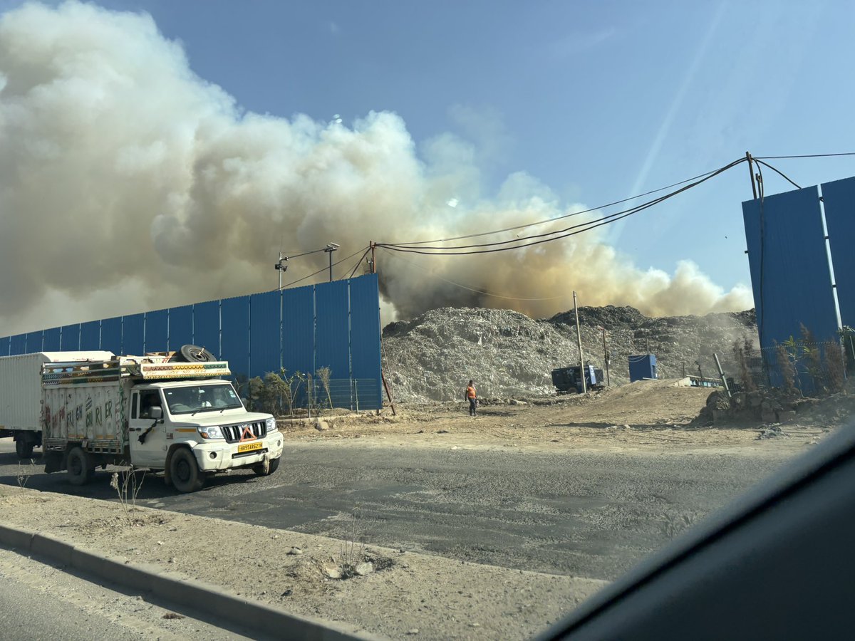 JMN_1972's tweet photo. Major #fire broke out at #Bandhwari landfill on Faridabad-Gurugram road
in Haryana’s Aravalli forest, leading huge smoke #dangerously #severely impacting the environment in the area @MCF_Faridabad @KPGBJP @VipulGoelBJP https://t.co/KPsGTtZuxf