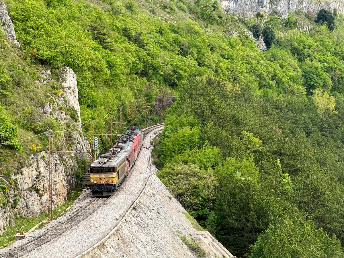 decomboio's tweet photo. Koper Ramp, a spectacular scenery. 🇸🇮 As tardes aqui, com Koper e Trieste ao fundo, nunca falham. https://t.co/wXLItnFbo0