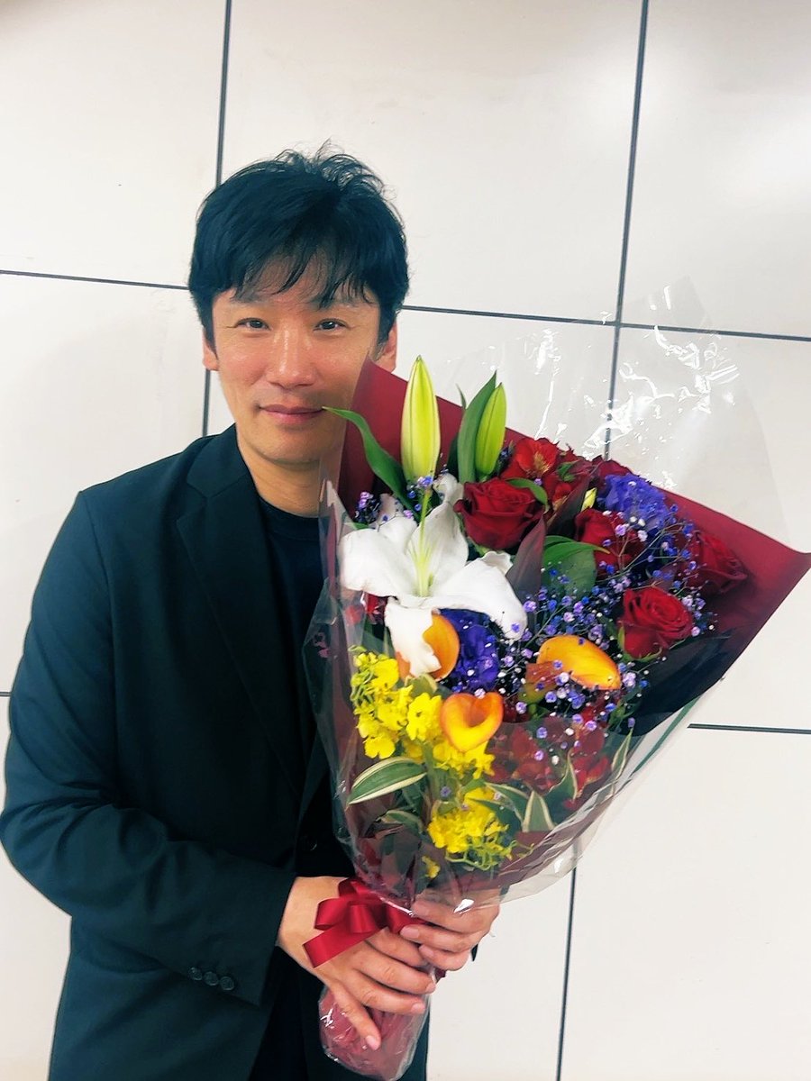 Sada481220's tweet photo. 総合学園ヒューマンアカデミー新宿校本科進級発表会1-B『幕末JOKER』
全日程終了しました。
２０１３年から担任を続けて来て、教え子の数も本科だけで３２５人。
選択授業を入れたら５５０人💧夜間や定時制や高校や殺陣を入れたら1000人超え💦
みんなからお花とタンブラー頂きましたー
ありがとう😭 https://t.co/LCWWw8m2PQ