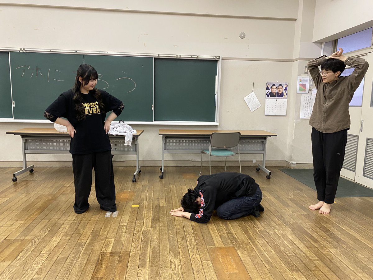 🎨神戸校🎨
目標は「アホになろう」

即興でやっていくと、自分のオファーを提示する前に未来のことを考えたり周りに迷惑をかけないか考えたりしてしまうもの。
いい意味で無責任になることを身体を動かしてトレーニング！
皆さんだんだん自由に表現されていて、とても素敵でした✨

無料体験実施中◎