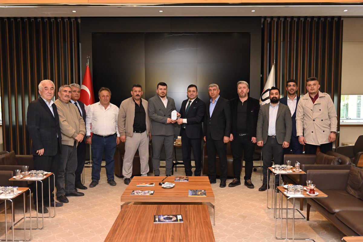 KayseriOSB's tweet photo. Kayseri OSB Başkanımız Mehmet Yalçın ve yönetimi, Kayseri Gemerek ve Çevreleri Sosyal Dayanışma ve Yardımlaşma Derneği Başkanı Sn. Muhammed Dalkılıç ve beraberindeki heyeti konuk etti.

Haberin detayı için 👇🏻

https://t.co/GVoQbUzMIB https://t.co/U8zFlNbr7v