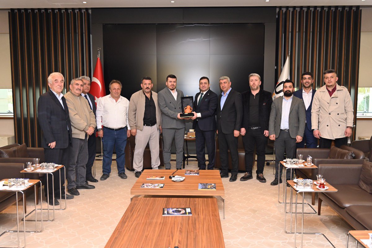 KayseriOSB's tweet photo. Kayseri OSB Başkanımız Mehmet Yalçın ve yönetimi, Kayseri Gemerek ve Çevreleri Sosyal Dayanışma ve Yardımlaşma Derneği Başkanı Sn. Muhammed Dalkılıç ve beraberindeki heyeti konuk etti.

Haberin detayı için 👇🏻

https://t.co/GVoQbUzMIB https://t.co/U8zFlNbr7v