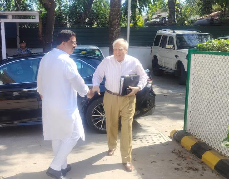 NasirHussainINC's tweet image. 15 April 2026 | 📍New Delhi

Today, at the residence of Congress President Shri Mallikarjun @kharge Ji, for the meeting of all Opposition parties to deliberate on key national issues, including the proposed delimitation exercise and the special session of Parliament.

#Opposition