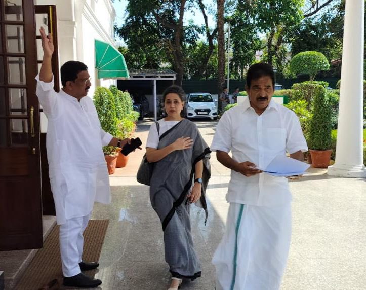 NasirHussainINC's tweet image. 15 April 2026 | 📍New Delhi

Today, at the residence of Congress President Shri Mallikarjun @kharge Ji, for the meeting of all Opposition parties to deliberate on key national issues, including the proposed delimitation exercise and the special session of Parliament.

#Opposition