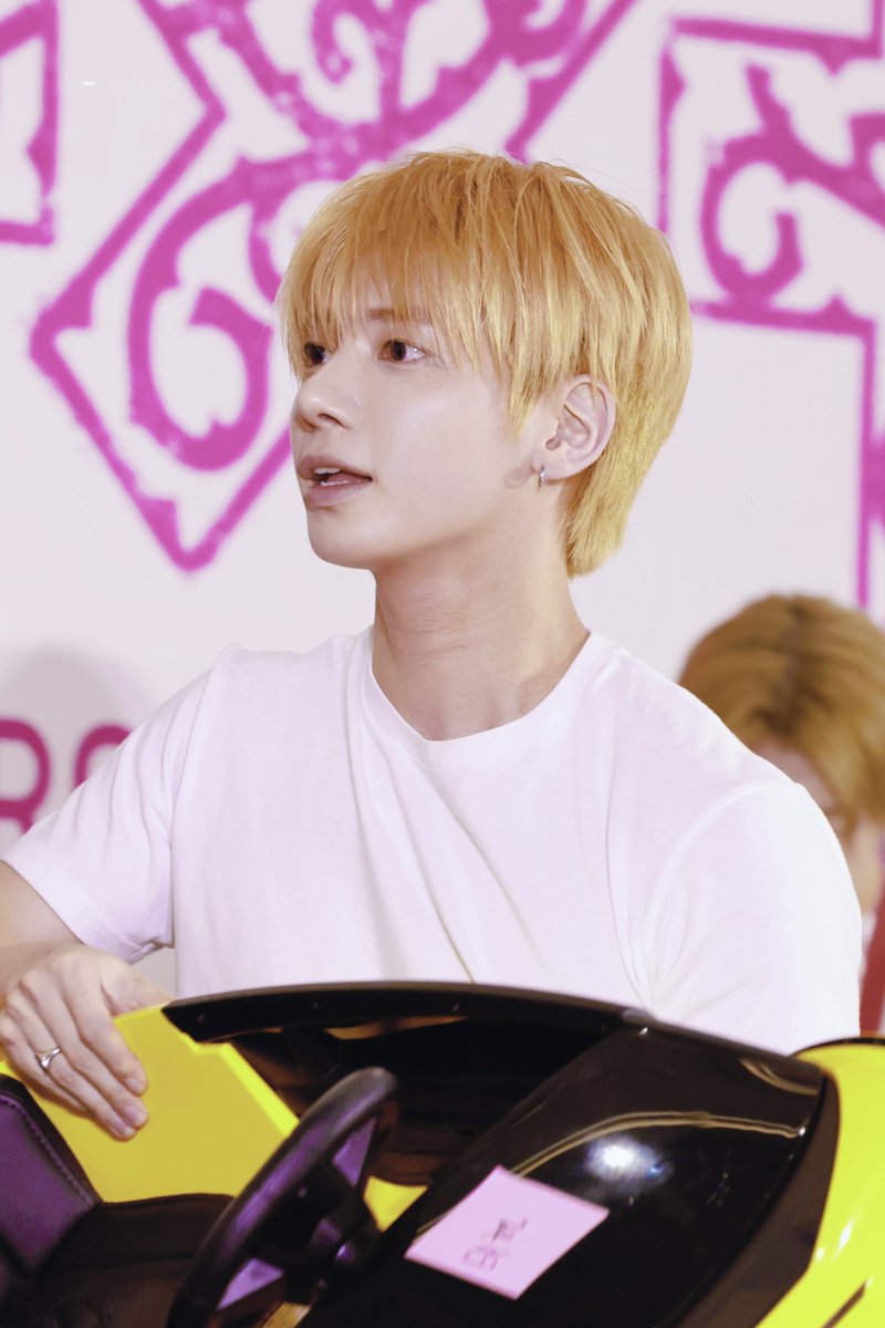 ᴛʜᴍ: tweet media