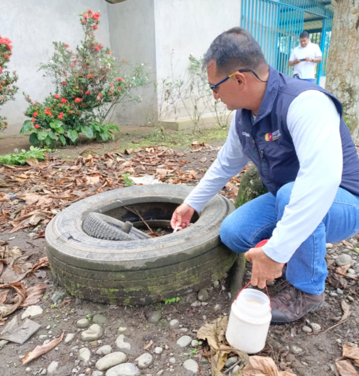 DPS_LosRios's tweet photo. #ElNuevoEcuador |  Realizamos jornadas de abatización, fumigación, y asesoramiento para eliminar criaderos de mosquitos, en sectores priorizados de los cantones Buena Fe y Valencia, según el riesgo epidemiológico. Así, @Salud_Ec combate el dengue y más enfermedades vectoriales. https://t.co/Kp49cLP3NX