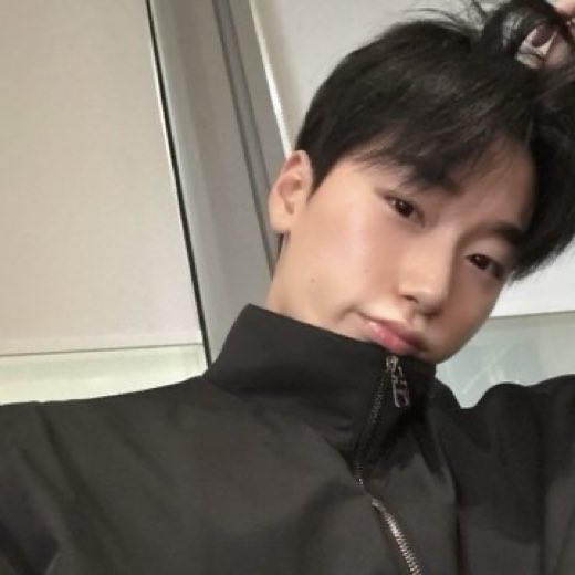 Saya bisa botak kalau begini terus terusan (stres).