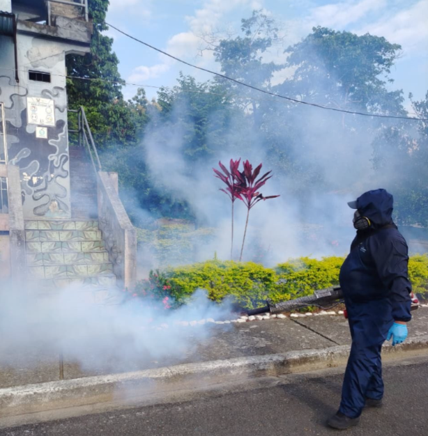 DPS_LosRios's tweet photo. #ElNuevoEcuador |  Realizamos jornadas de abatización, fumigación, y asesoramiento para eliminar criaderos de mosquitos, en sectores priorizados de los cantones Buena Fe y Valencia, según el riesgo epidemiológico. Así, @Salud_Ec combate el dengue y más enfermedades vectoriales. https://t.co/Kp49cLP3NX