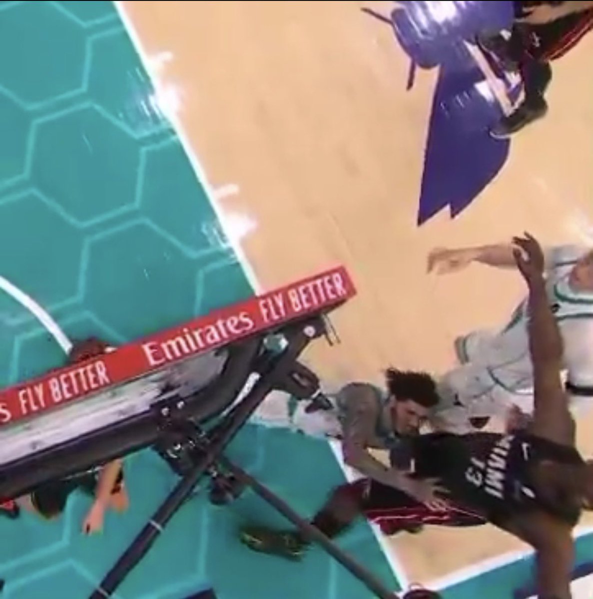 Quite literally in 4K is him taking a knee to the back of the head and to the jaw but yeah Lamelo simultaneously decided to assassinate Bam