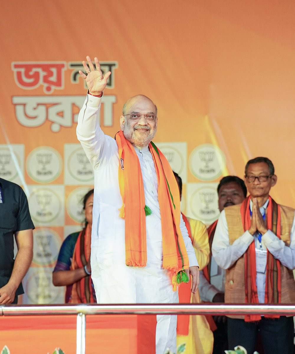 AmitShah's tweet photo. मदरसों को योजनाओं में प्राथमिकता देने वाली और उत्तर बंग व मूल निवासियों के साथ सौतेला व्यवहार करने वाली TMC के दिन लद गए हैं। कूचबिहार सहित पूरे बंगाल में भाजपा की लहर है। तुफानगंज वासी भी प्रचंड बहुमत से भाजपा सरकार बनाने का मन बना चुके हैं।

মাদ্রাসাকে বিভিন্ন প্রকল্পে অগ্রাধিকার দেওয়া এবং উত্তরবঙ্গ ও স্থানীয় বাসিন্দাদের সঙ্গে বৈষম্যমূলক আচরণ করা TMC সরকারের দিন ফুরিয়ে এসেছে। কোচবিহার সহ সমগ্র বাংলায় বিজেপির জোয়ার বইছে। তুফানগঞ্জের মানুষও বিপুল সংখ্যাগরিষ্ঠতা দিয়ে বিজেপি সরকার গড়বার সিদ্ধান্ত নিয়ে ফেলেছেন।
#MatriShaktiBhorosaCard