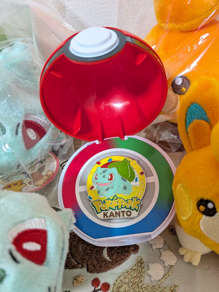hochim's tweet photo. 初ポケパーク、パートナーは緑の頃から一緒にいるフシギダネ！
ピンズが1人1個限定になってて萎えてたけれど、フシギダネを引き当てることができて、自分天才かと思った。
いや、天才だわ。 https://t.co/op8srWFyIz