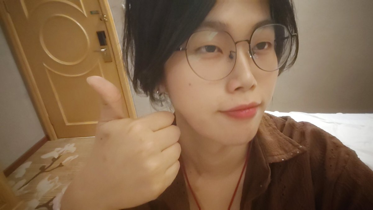 xing37109's tweet photo. 我是废物，我真就只能做一个月赚4000块钱的活。一点盼头都没。这地球���拟器真好玩，再也不想玩了。 https://t.co/ag2fTIW3CI