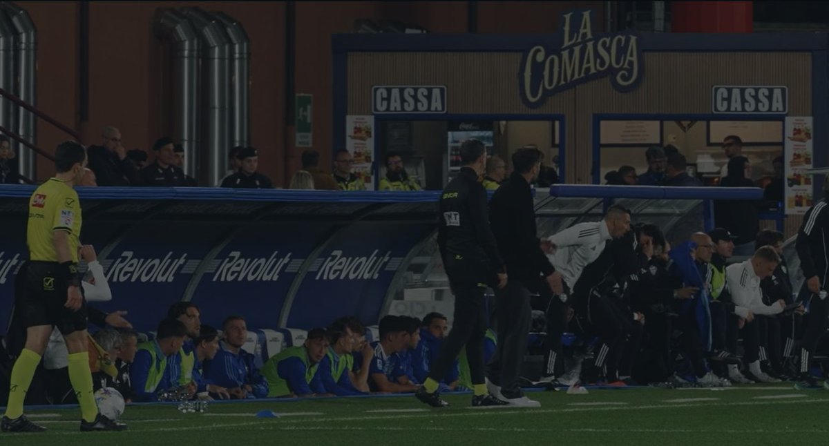 Bello lo stadio del Como, con il BAR dietro la panchina e tubi di areazione in bella vista.

Proprio lo stadio adatto ai loro tifosi trogloditi che insultano calciatori&amp;dirigenti avversari dopo che li hanno umiliati in campo nonostante un FURTO EPICO che passerà nel dimenticatoio