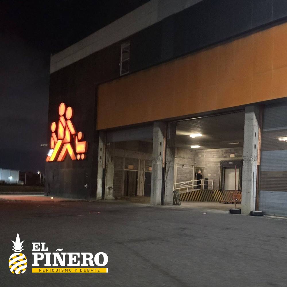 ELPINERO's tweet image. #FOTOREPORTE 📸 |  Cierra Chedraui en Plaza Nuevo #Veracruz: otro golpe al comercio local

➡️ La tienda Chedraui de Plaza Nuevo #Veracruz en el puerto bajó sus cortinas de forma definitiva, tras más de 10 años de operación.

➡️ El cierre se suma a la salida de otros negocios en