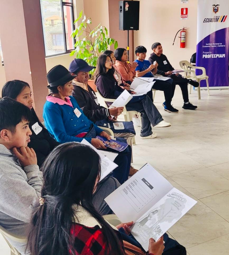 IEPS_Ec's tweet photo. En📍 Quisapincha, #Ambato, miembros de pueblos y nacionalidades indígenas, afroecuatorianas y montubias fortalecieron sus capacidades mediante un curso de educación financiera. 💰💱
Esta iniciativa del proyecto #PROFECPIAM buscó impulsar decisiones sobre ahorro, inversión y manejo responsable de recursos, lo que favorece el bienestar familiar y el desarrollo productivo. 💪