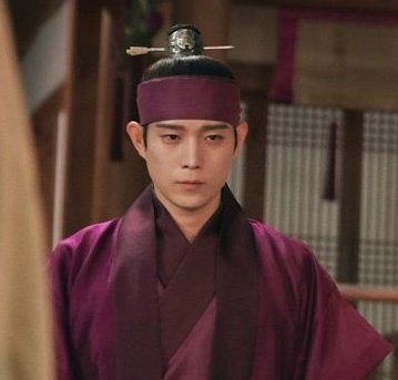 The expressions look similar on the surface, but the eyes carry completely different meanings.
#KimYoungDae 
#LordDoha 
#MoonInTheDay