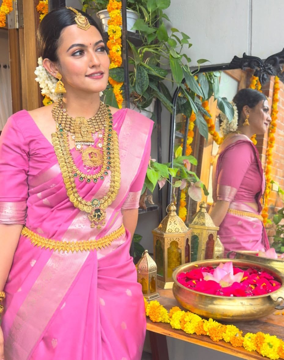 Homely wife in a family function🩷👄 andha function la irukra l elarum ivala pathu rasipanga.. avalum function la work panra mari scene potu guniju nimindhu elathayum kaati company kudupaan... Apo accidentally yarachu ava molaiya amuka matanglanu yekathoda pathrukingla😔