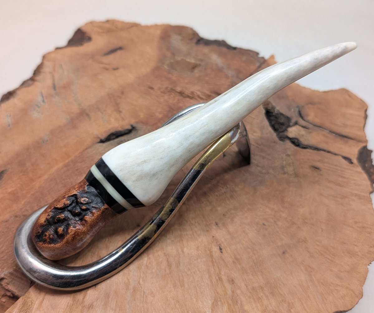 Fahrenheit916's tweet image. 蝦夷鹿角＆ブライヤータンパー
今回角元でカットされた角を使用したので、「す」部分が表面に露出したので出来る範囲で修正
とりあえずは使えそうなモノにしあがったのでにっこり
#パイプ #pipe #pipesmoking