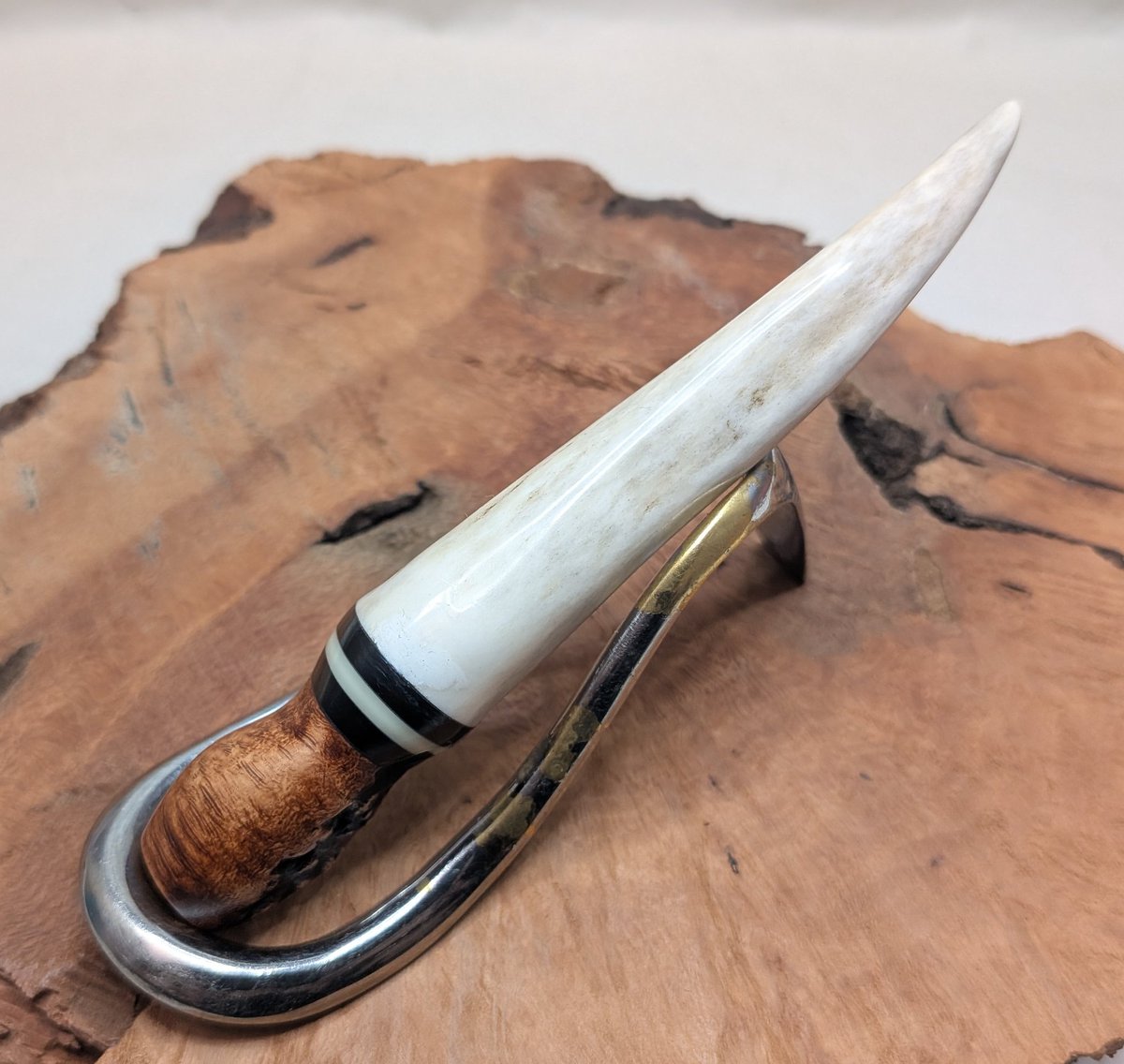 Fahrenheit916's tweet image. 蝦夷鹿角＆ブライヤータンパー
今回角元でカットされた角を使用したので、「す」部分が表面に露出したので出来る範囲で修正
とりあえずは使えそうなモノにしあがったのでにっこり
#パイプ #pipe #pipesmoking