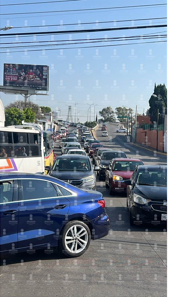 JCarlos_Valerio's tweet image. #AlMomento || 🚨Manifestantes bloquean el Blvd. Esteban de Antuñano por falta de agua en la col. Ampliación Reforma Sur. 

El cierre genera tráfico en la zona. 

Tome sus precauciones. 

#Puebla