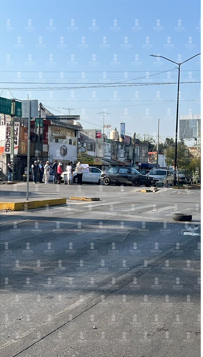 JCarlos_Valerio's tweet image. #AlMomento || 🚨Manifestantes bloquean el Blvd. Esteban de Antuñano por falta de agua en la col. Ampliación Reforma Sur. 

El cierre genera tráfico en la zona. 

Tome sus precauciones. 

#Puebla