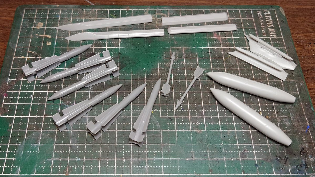 #ハセガワ
#1/72
#トムキャット
#大西洋空母航空団

別売りの武器セットX72-3より
今回は
フェニックスとサイドワインダーを
使います🎵

ランナーから切り離してから
気がついたんですが…

これ…凸モールドなんですね〜
合わせ目を消したら
モールドも一緒に消えそうです💦