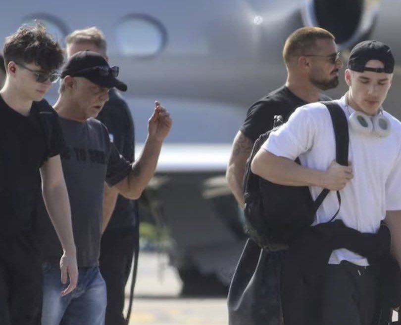 Qué lindos Ricky Martín y sus hijos llegando a Buenos Aires. Los niños han crecido. 😌