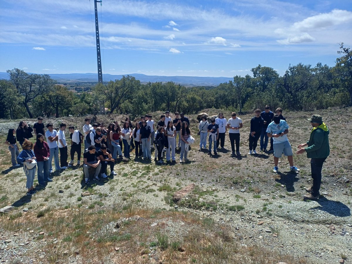 TC_Geopark's tweet photo. Programa Educativo | Escola Básica e Secundária do Padrão da Légua
O Geopark Terras de Cavaleiros recebeu, hoje, duas turmas da Escola Básica e Secundária do Padrão da Légua, de Custóias, para realizarem uma verdadeira aula de geologia a céu aberto. https://t.co/uTukOVtWiX