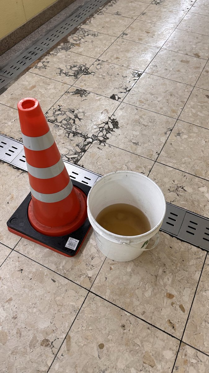 spitubeokayama's tweet photo. こっちをどうにかしないといけない岡山駅の連絡通路🥲ビチャビチャで滑るわ😂お願いします🙇 https://t.co/qHqzXg8TrG