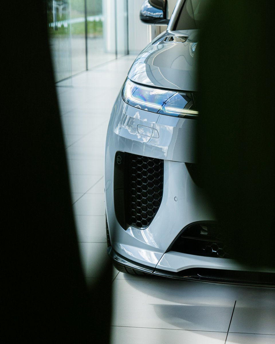 GRANGEMOTORS's tweet image. The Range Rover Sport SV combines dynamic performance with unmistakable design. 

Finished in Arrios Grey and crafted with Windsor leather, it delivers capability without compromise.

Experience it at Grange Land Rover Hatfield.

#RangeRoverSport #GrangeLandRover #SV #Hatfield